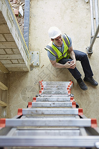 绞车建筑工人梯子上摔下来,伤了腿背景