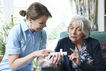 护士建议老年女子家服药背景图片