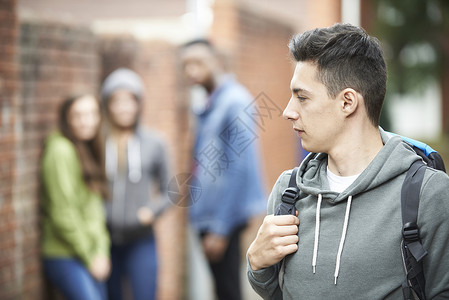 十几岁的男孩走路回家时感害怕图片