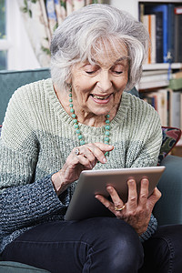 老妇女家用数字平板电脑图片