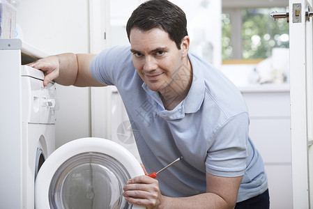 洗衣机安装工程师修理家用洗衣机背景