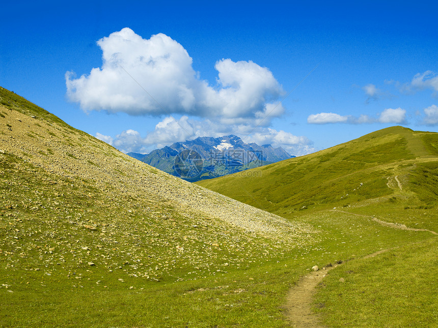 高加索山脉高山草地的山地全景图图片