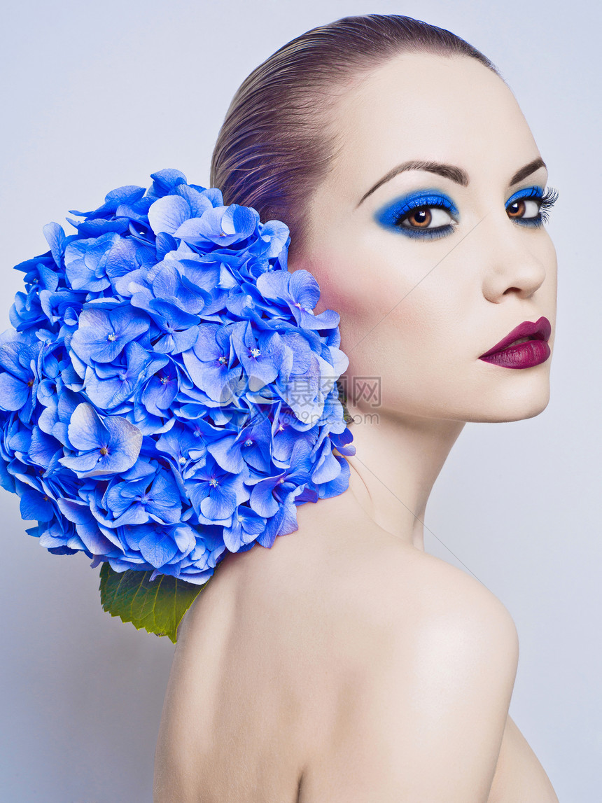 蓝色绣球花美丽轻女士的时尚肖像图片