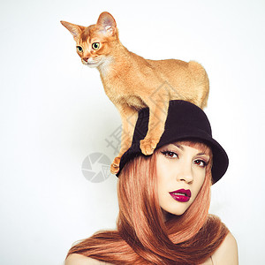 红发坐时尚照片优雅的女士与深渊猫背景