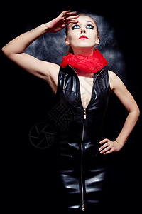 红色皮革工作室的美丽女人的肖像,黑色皮革连衣裙,红色衣领明亮的化妆背景