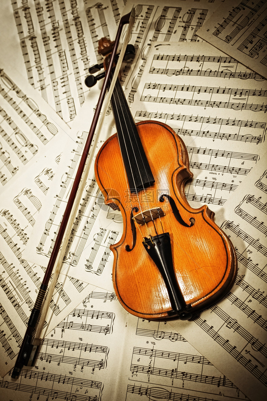 旧木小提琴躺音符特写上图片