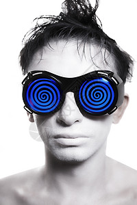 蓝色眼镜位戴着奇怪眼镜的白皮肤的轻人的肖像背景