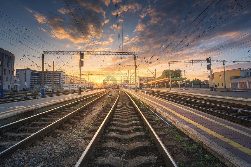 火车站日落时映衬着美丽多彩的天空工业景观与铁路,蓝天与云夏天铁路路口晚上铁路平台运输图片