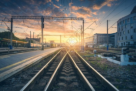 十字岭日出火车站美丽的彩色天空日落工业景观与铁路,蓝天与红色橙色的云黄昏晚上的铁路枢纽铁路平台运输背景