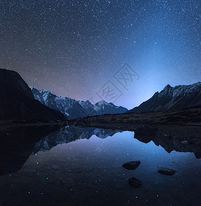 比利茨基星星尼泊尔的星空之夜神奇的夜景与山湖景观与高岩石与雪峰天空与星星反射水尼泊尔喜马拉雅山旅行太空背景背景