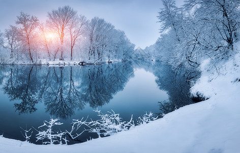 霍尔河冬日阳光高清图片
