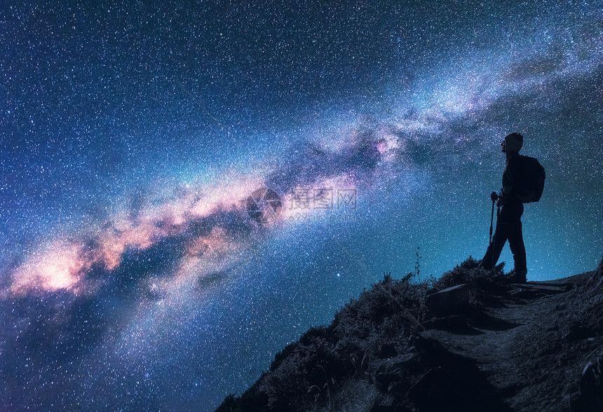 银河系的晚上带背包的女人的剪影山峰星空上的女孩天空星星女人徒步旅行夜风景与明亮的银河旅行者图片
