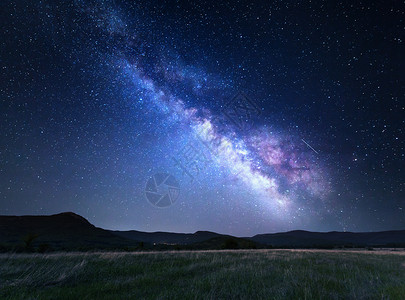 美丽的夜空满月星星蓝色银河的景观夜空中星星山上,宇宙,美丽的山谷图片