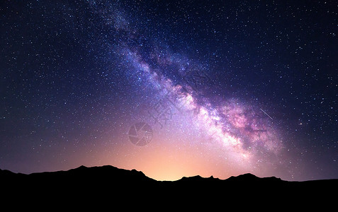 夜风景与五颜六色的银河灯光山上夏天岩石的星空美丽的宇宙图片