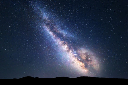 银河系五颜六色的夜景,明亮的银河,星空山丘夏天太空背景惊人的天体摄影美丽的宇宙旅行背景图片