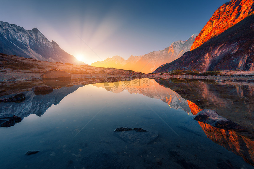 美丽的风景高山,明亮的山峰,山湖里石头,日出时倒影,蓝天阳光尼泊尔喜马拉雅山脉的惊人景象喜马拉雅山图片