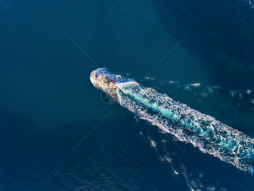 游艇海上日落时豪华浮船的鸟瞰图五颜六色的景观与船码头湾,蓝海游艇的无人驾驶飞机上俯瞰豪华游轮带摩托艇的图片