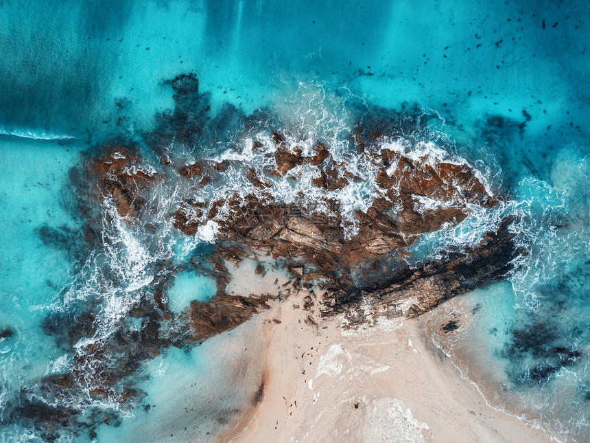 海浪岩石透明海洋的鸟瞰图夏季海景与海洋,沙滩,美丽的波浪,悬崖,蓝色的水日落无人机的顶部视图多岩石的海岸线图片