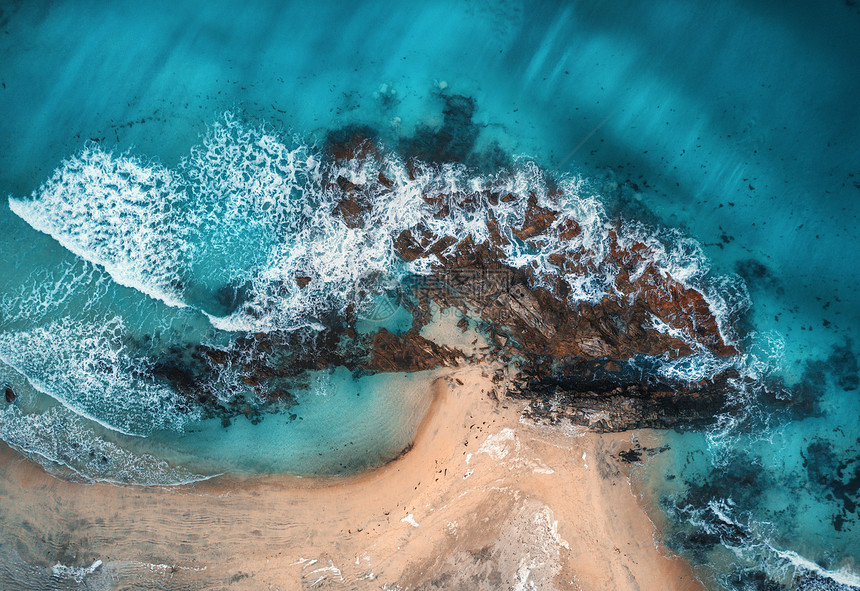 海浪岩石透明海洋的鸟瞰图夏季海景与海洋,沙滩,美丽的波浪,悬崖,蓝色的水日落无人机的顶部视图多岩石的海岸线图片