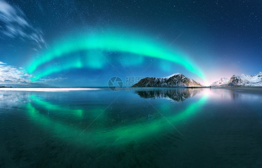 极光挪威洛福滕岛的北极光充满极地灯光的星空夜间冬季景观与极光,海洋与天空反射,海滩,山脉,城市灯光绿色北极光图片