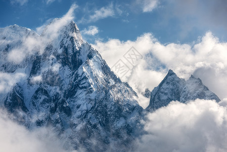 庄严的场景与山脉与雪峰云尼泊尔美丽的高岩石戏剧的多云天空阳光明媚的日子自然背景古董神奇的喜马拉雅山背景图片