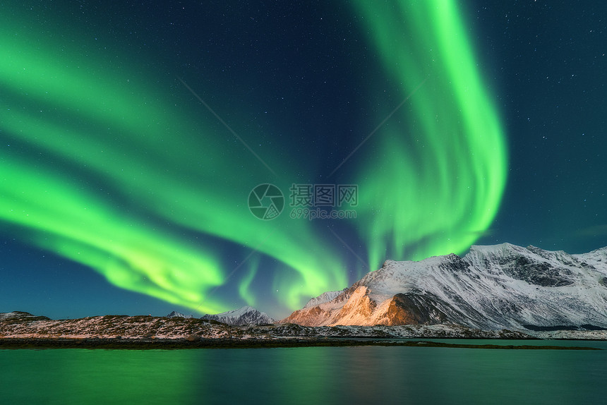 北极光挪威洛福腾群岛极光绿色的北极光极地灯光的星空夜间冬季景观与极光,海洋与天空反射雪山自然旅行图片