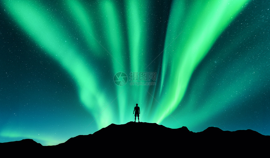 北极光站立的人的轮廓北极光站立的人的轮廓挪威洛福腾群岛极光快乐的人天空中星星绿色的北极光夜间景观与图片
