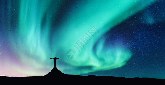 比利茨基石头极光石上站立的人的轮廓极光轮廓站立的人石头上举手臂挪威北极光快乐的人星空,绿色的极地灯夜风景背景