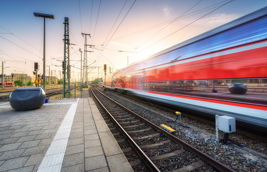 红色高速列车火车站上运动,五颜六色的日落德国铁路站台上模糊的现代城际列车铁路上的客运列车欧洲的铁路旅行黄图片