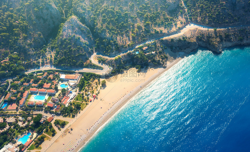 土耳其Oludeniz沙滩的鸟瞰图夏季景观山,大海蔚蓝的水,山路,建筑,酒店,森林,阳光明媚的日子旅行背景顶部图片