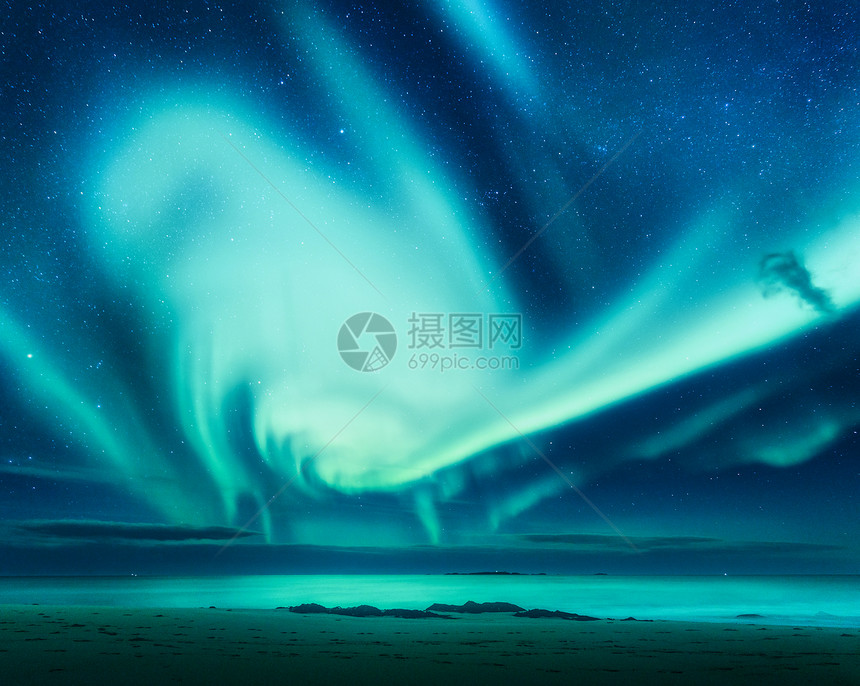 挪威洛福滕群岛夜间海上的极地灯光绿色的北极光星空与北极光冬季景观极光海水沙滩水中的天空反射自然海上图片