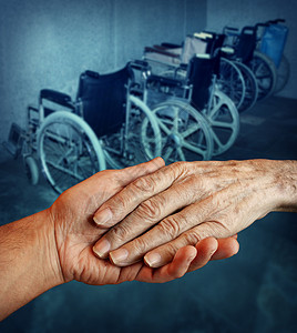 残疾残疾老人的医疗保健,由个轻人牵着并伸出援手,帮助位长的祖父母,背景轮椅图片