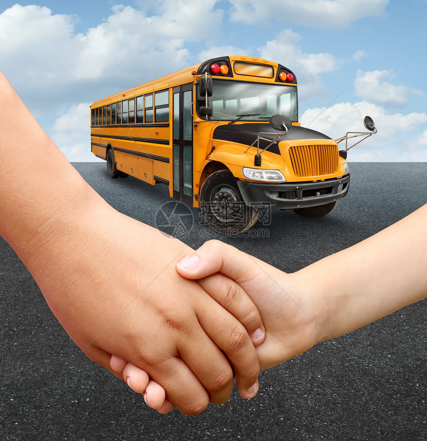 学龄儿童乘坐公共汽车,两名小学生牵手准备进入黄色运输车教育学的图片