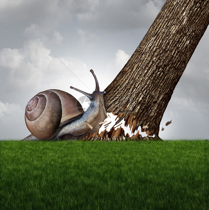 力量种蜗牛,推倒棵大树干,种商业成功的勇气的象征,以完成任何事情图片
