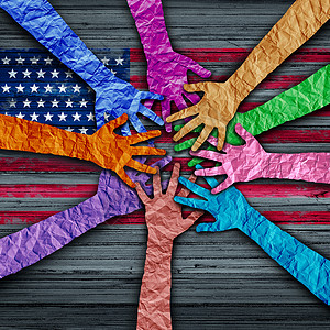 驱逐出境美国的多样握着同的手,用皱巴巴的纸连接,美国公民结友谊的,背景