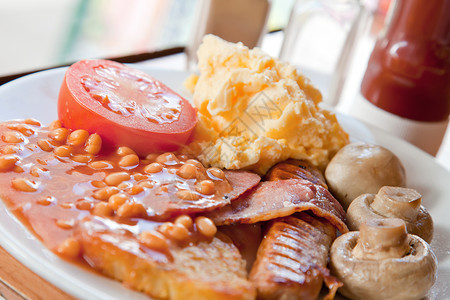 布朗蘑菇丰盛的英式早餐的特写背景