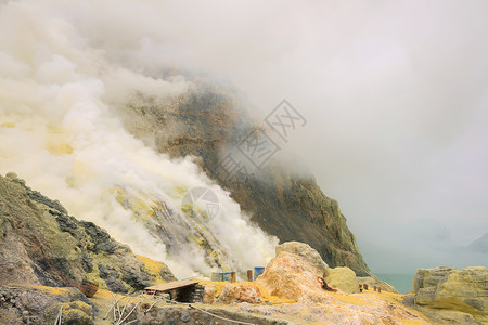 印尼卡瓦伊根火山火山口硫磺矿景观图片