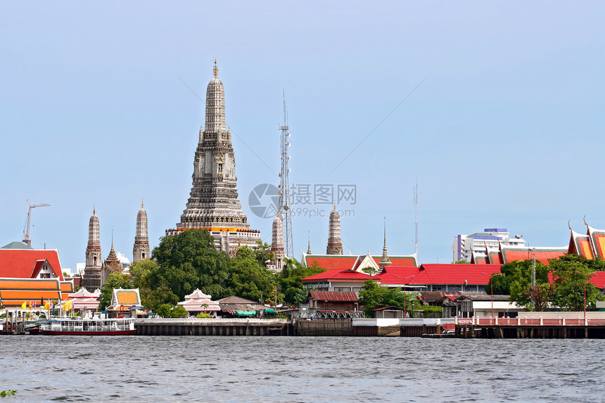 位于泰国曼谷查弗拉亚河的瓦塔伦黎明神庙的景观图片