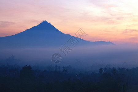 印尼博罗布杜尔日雅加达默拉皮火山日出山景观背景图片