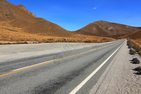 长路延伸干燥的山脉林迪斯通行证,最高的公路,纽泽兰图片