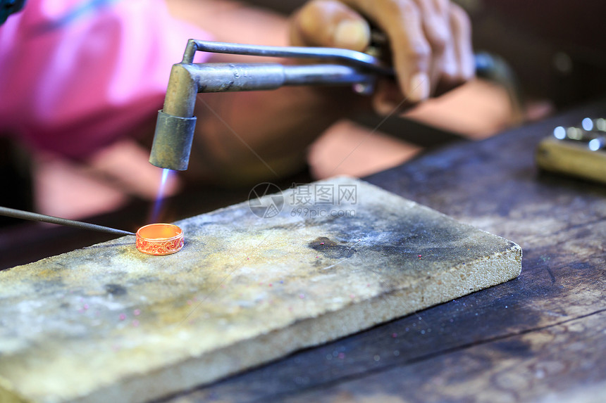 金匠与泰国传统戒指合作图片