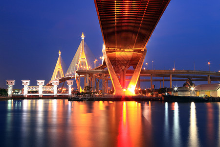 泰国黄昏的巨型普密蓬工业环桥这座桥位于曼谷港图片