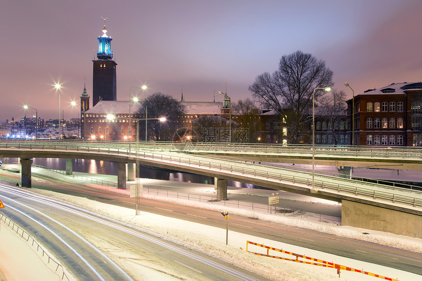 斯德哥尔摩市政厅夜间与交通灯跟踪瑞典图片