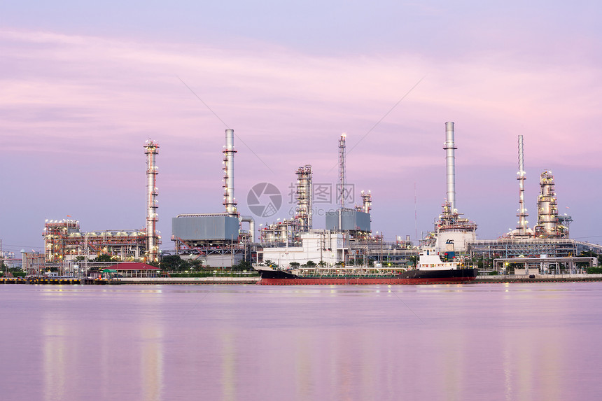 黄昏时沿河炼油厂油轮的景观图片