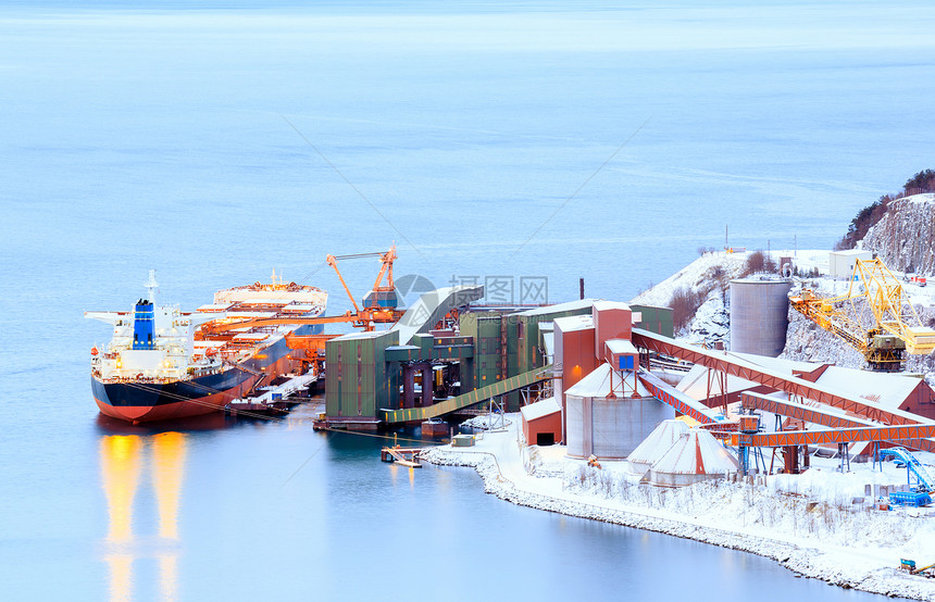 工业集装箱货运船与工作重机桥船厂铁矿石矿山工厂纳维克挪威图片