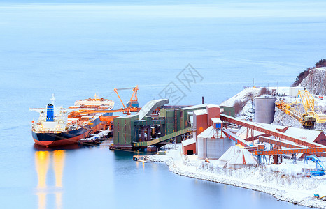 工业集装箱货运船与工作重机桥船厂铁矿石矿山工厂纳维克挪威背景图片