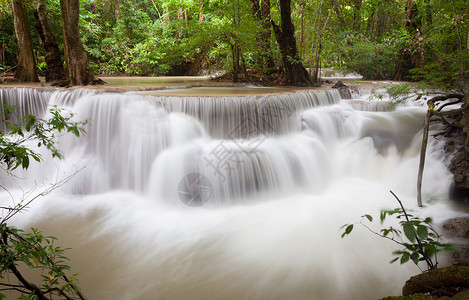 流经泰国热带瀑布的水图片