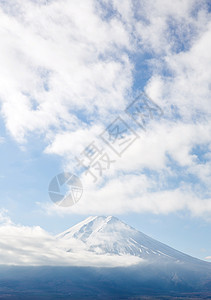 日本山梨县富士山多云图片