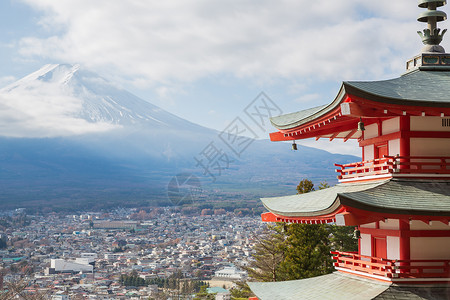 红树塔以富士山景观山梨市为背景高清图片