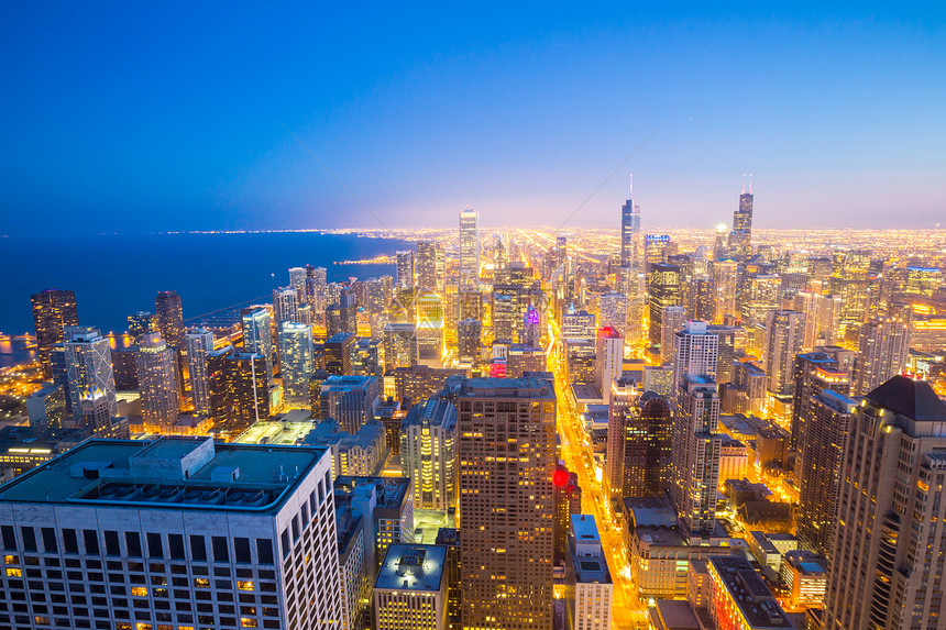 黄昏时分芝加哥市中心的鸟瞰图图片